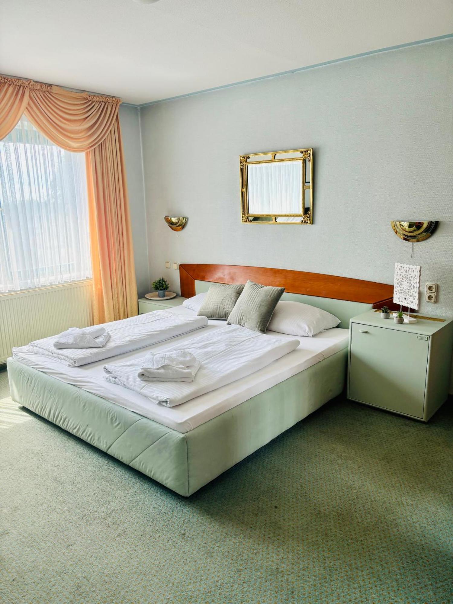 Themenhotel Rehlein ターレ エクステリア 写真